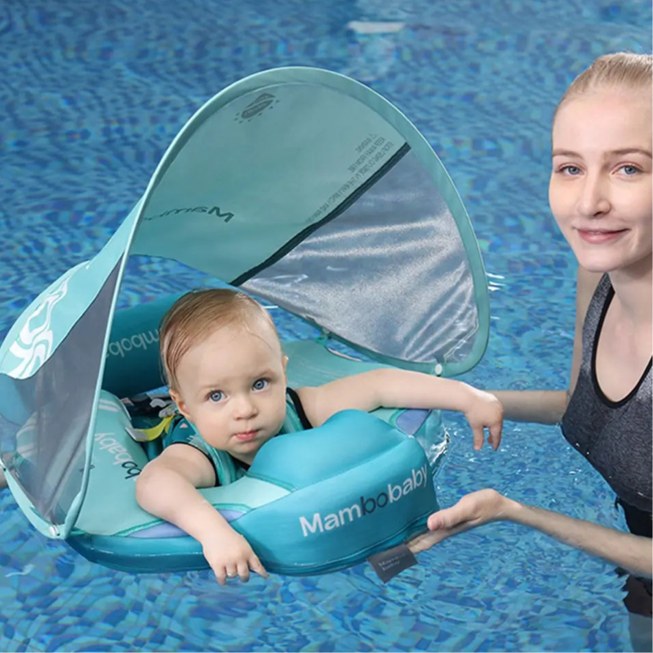 Un enfant de 1 an dans un flotteur petit Moussaillon™ avec sa maman dans la piscine