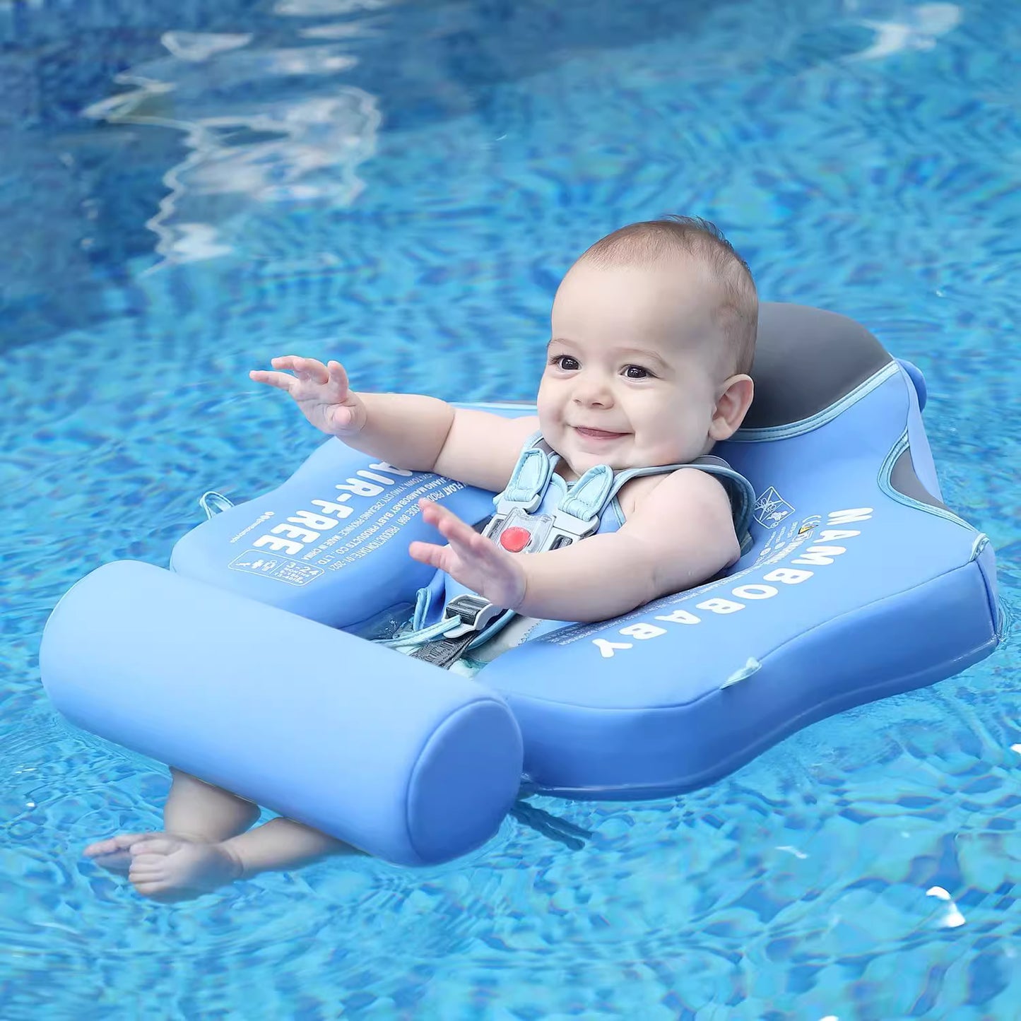 bébé dans un flotteur, style bouée sécurisé sans gonflage Petit Moussaillon à la piscine
