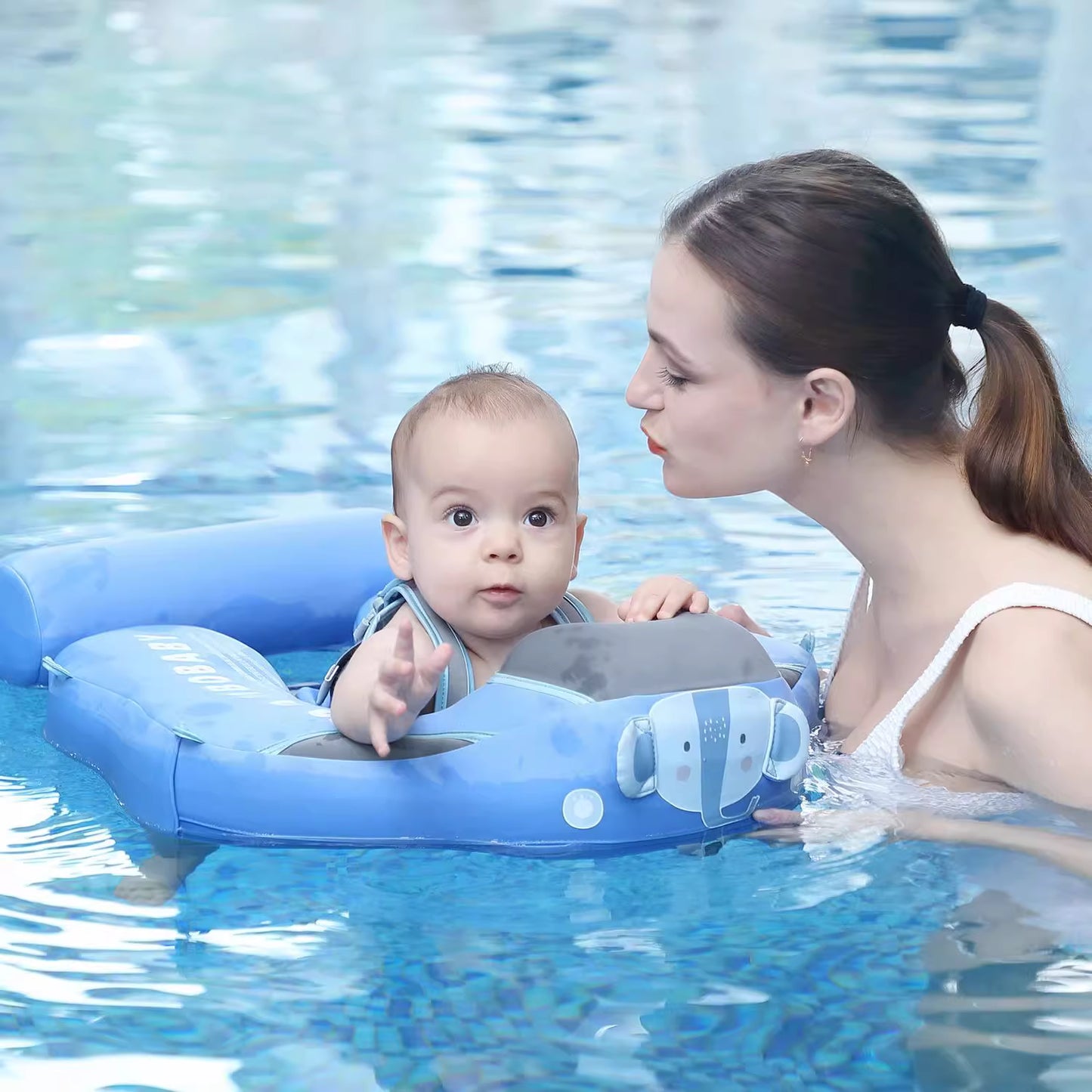 un bébé dans un flotteur style bouée sécurisé sans gonflage petit moussaillon dans la piscine avec sa maman