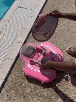 Installation de bébé dans le flotteur avec pare-soleil petit moussaillon