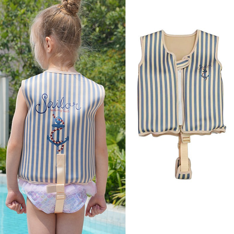 fille de 7 ans de dos avec le gilet de flottaison avec sangle de securité a rayure sailor petit moussaillon au bord de la piscine