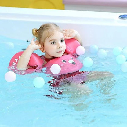 petite fille avec brassards petit moussaillon qui nage dans une piscine sur le dos