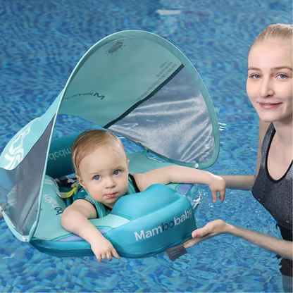 Un enfant de 1 an dans un flotteur petit Moussaillon™ avec sa maman dans la piscine