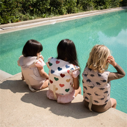 3 enfants au bord de la piscine avec les gilets de flottaison petit moussaillon